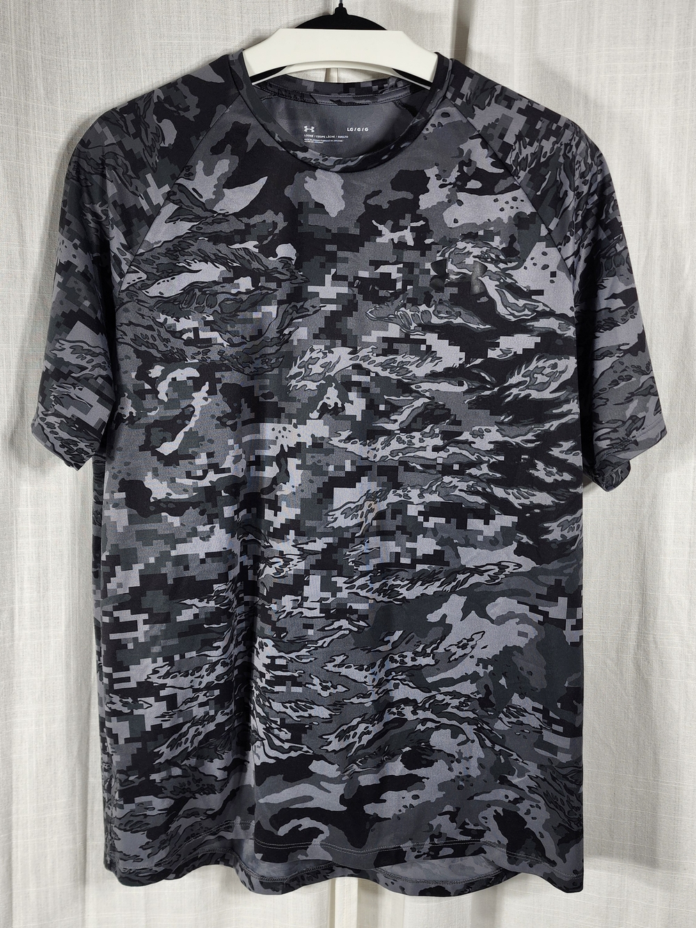 Under Armour Men’s Gray & Black Camo Short Sleeve Performance Tee